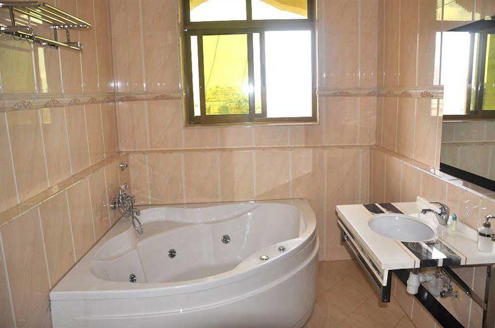 Biraj International Hotel Kampala Exterior foto